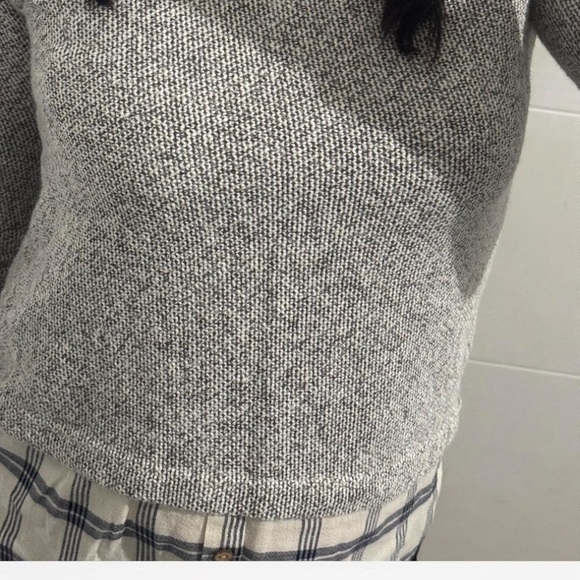 Stylish Gray Knit Sweater with Textured Hem - Picture 7 of 7